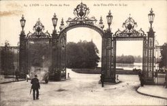 CPA Lyon the Gate of the Park of the Gold Head and the lake