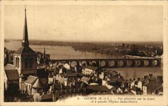 CPA Saumur Vue generale sur la Loire et a gauche l'Eglise saint Pierre