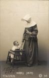CPA Bonnes Soeurs La Creche Femme Enfant