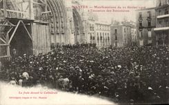 CPA has Nantes Manifestations of February 22nd 1906 at the time of the Inventories crowd in front of the cathedral