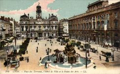CPA Lyon Places of Terraux the Town hall and the Palate of Arts