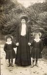 CARTE PHOTO Grand mere et enfants