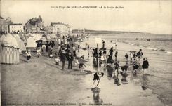 CPA On the Beach of Sables d'Olonne With the linite of the flood children