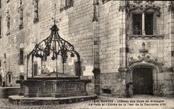 CPA Nantes Castle of the Dukes of Brittany the Well and Entrance of the tower of the gold crown