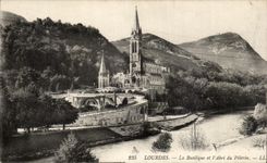 CPA Lourdes la Basilique et l'Abri du Pelerin