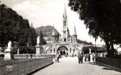 CPA Lourdes La Basilique la Vierge Couronnee Entree du Rosaire