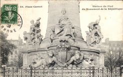 CPA Lyon Places Carnot Statues of the Foot Of the Monument of the Republic