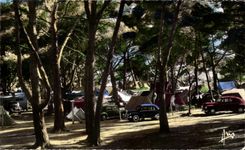 La peninsula azul del corral de CPA de Giens la recoge el sitio para acampar del campo