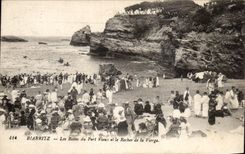 CPA Biarritz Les Bains Du Port Vieux Et Le Rocher De La Vierge
