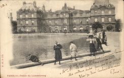 CPA Paris Palate of Luxembourg Children playing the hoop and at the edge of water