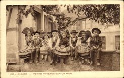 CPA Alsace Petits Paysans Sur Un Mur Folklore Costume