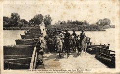 CPA Lou Bridge of Barco de Seuvo Riau known lou Pichot Pink the Bridge of Boats of Sylvareal about the Small Rhone