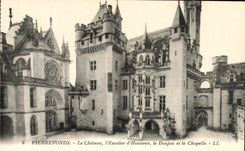 CPA Pierrefonds Le Chateau l Escalier d Honneur le Donjon et la Chapelle