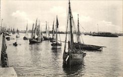 VINTAGE POSTCARD Le Havre Small fishing boats In L Before port Boats
