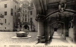 CPA Pierrefonds Le Chateau Vue interieur de la Colonnade de la Cour d honneur