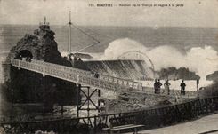 CPA Biarritz Rocher de la Vierge et Vague a la Jetee