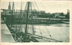 St Malo de la POSTAL de la VENDIMIA los barcos del muelle mojado