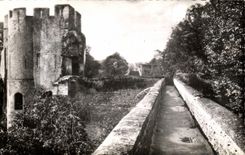 CPSM Gisors La Tour Du Gouverneur et Courtine conduisant a la tour du prisonnier