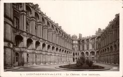 CPA Saint Germain en Laye Le Chateau Cour Interieure
