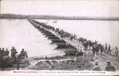 La POSTAL de la VENDIMIA enmarano a tropas en el puente construido por el genio de Militaria