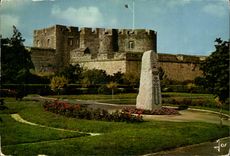 CPM La Bretagne En Couleurs Brest Le chateau et le monument commemoratif