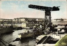 CPSM Brest Croiseur en armement la Grue de L Arsenal Bateau