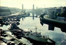 CPM La Bretagne En Couleurs Brest Le Fond de La Penfeid et Le Pont Levant Bateau