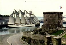 CPM La Bretagne En Couleurs devant le Chateau de Brest Bateau Voilier
