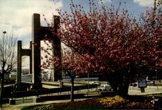 CPM En Bretagne Brest Le Pont De Recouvrance au printemps
