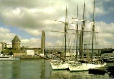 CPM Le Bretagne En Couleurs Brest Les Goelettes L Etoile et la Belle poule a quai sur les rives de la Penfeld