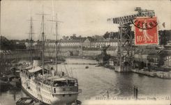CPA Brest La Grue Et Le Duguay Trouin Bateu Voilier 