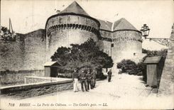CPA Brest La Porte du Chateau Soldats Militaria