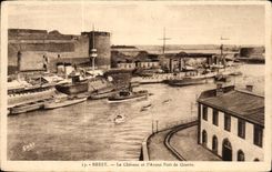 CPA Brest Le Chateau et L Avant Port de Guerre Bateaux