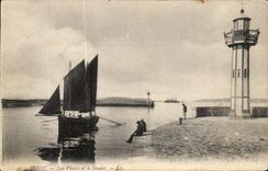 CPA Brest Les Phares et Le Goulet Bateau de peche