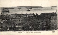 CPA Brest La Rade vue Prise du Cours Dajot Bateaux