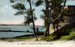 CPA Brest Les Bords De La Rade au Pied du Chateau 