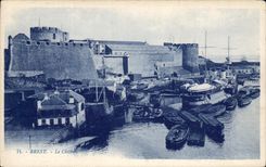 CPA Brest Le Chateau Bateaux