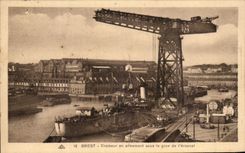 CPA Brest Croiseur en Armement Sous La Grue De L Arsenal Bateau