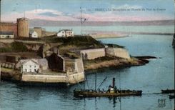 CPA Brest Le Semaphore et L Entree du Port De Guerre Bateau