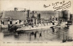 CPA Brest Le Chateau et Le Guichen Croiseur protege Bateau 