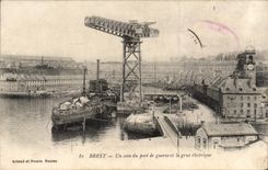 CPA Brest Un Coin Du port De Guerre et la Grue Electrique Bateau
