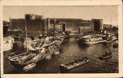 CPA Brest Le Chateau Vu Du Port Bateaux