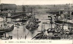 CPA Brest Port Militaire Sortie du cuirasse Hoche Bateaux