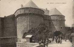 CPA Brest La Porte du Chateau Soldats Militaria