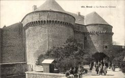 CPA Brest La Porte du Chateau Soldats Militaria