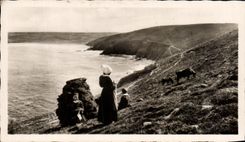 CPSM Scenes Et Types Bretons Tricoleuses a La Pointe du Raz Et Baic des Trepasses
