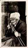 CPA Scenes Et Types Bretons Vieille femme allumant sa pipe Folklore Costume 