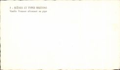 CPA Scenes Et Types Bretons Vieille femme allumant sa pipe Folklore Costume 