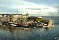 CPM Brest Bateau ecole Americo Vespuci devant le Chateau a l entree de la Penfeld