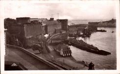 CPA Brest Le Chateau et La Penfeld Bateaux Sous marin